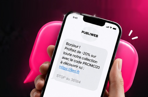 Main tenant un smartphone affichant un SMS de campagne PUBLIWEB